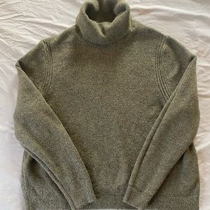 Green turtle neck sweater